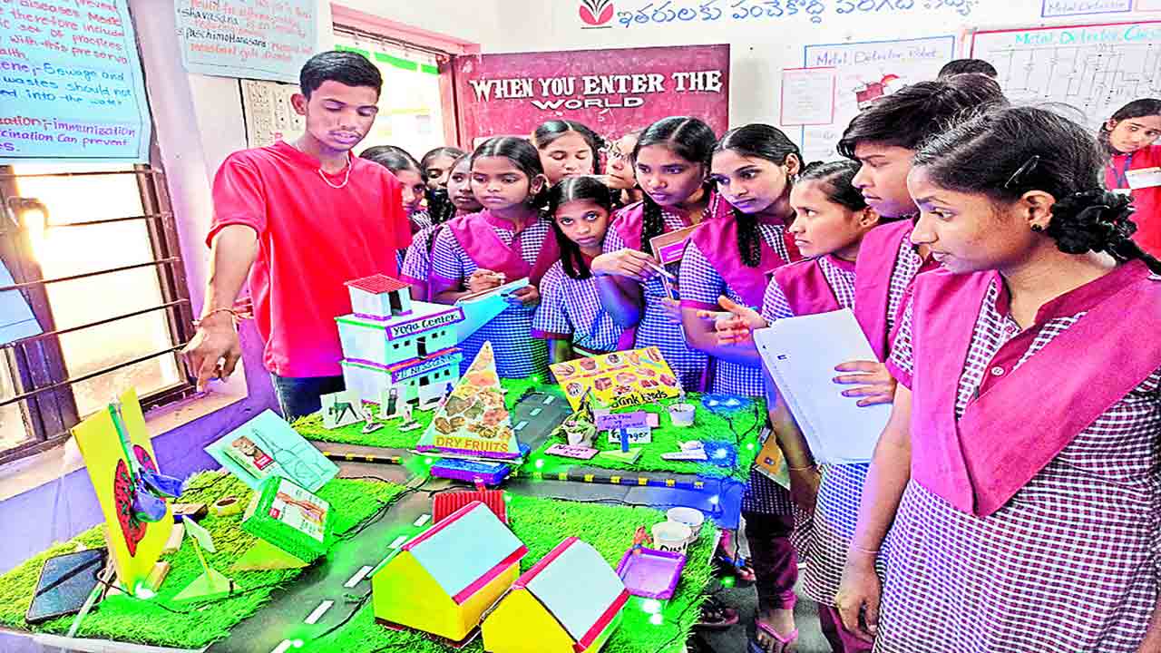 మానుకోట గురుకులంలో ఆకట్టుకున్న సైన్స్‌ఫెయిర్‌