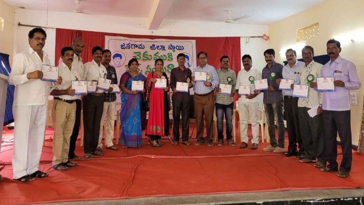 శాస్త్రీయ దృక్పథం కలిగి ఉండాలి