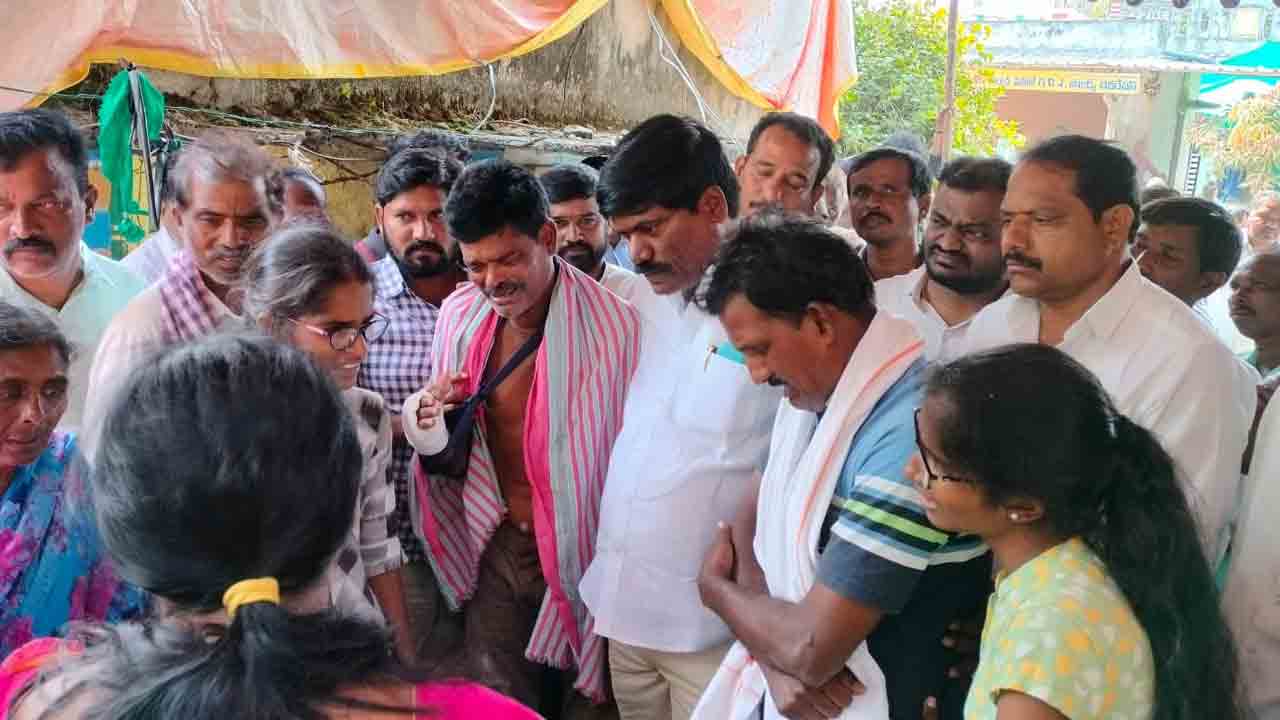 మృతుల కుటుంబాలకు ఎమ్మెల్యే పరామర్శ