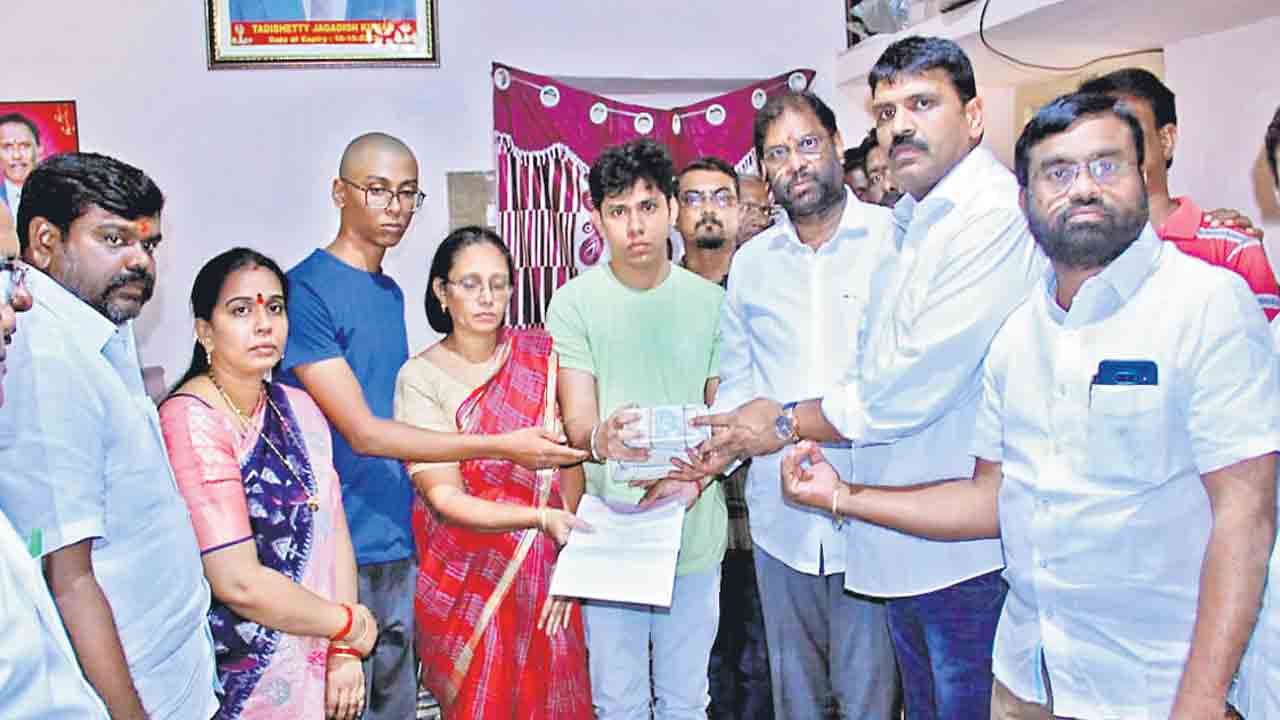 టీఆర్‌ఎస్‌ కార్యకర్త కుటుంబానికి 18 లక్షలు