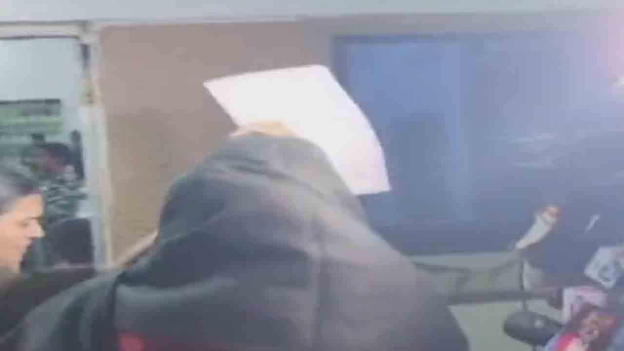 Watch: వైరల్‌ వీడియో గురించి అడిగిన జర్నలిస్ట్‌.. చెంపపై కొట్టిన మహిళ