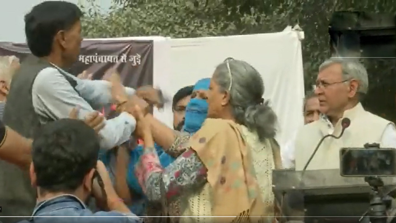 సభా వేదికపైనే నాయకుడిని చెప్పుతో కొట్టిన మహిళ.. వీడియో