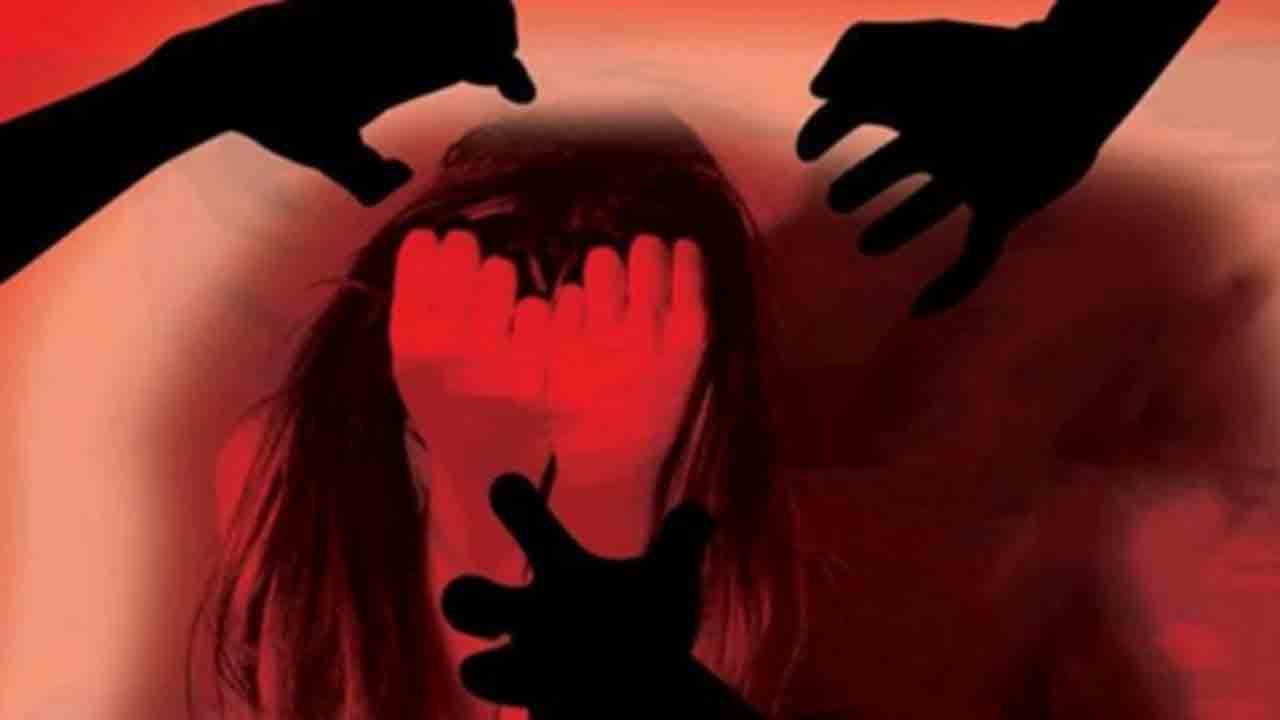 భర్త కళ్లెదుటే భార్యపై సామూహిక అత్యాచారం.. ముగ్గురు నిందితులు అరెస్ట్‌..!