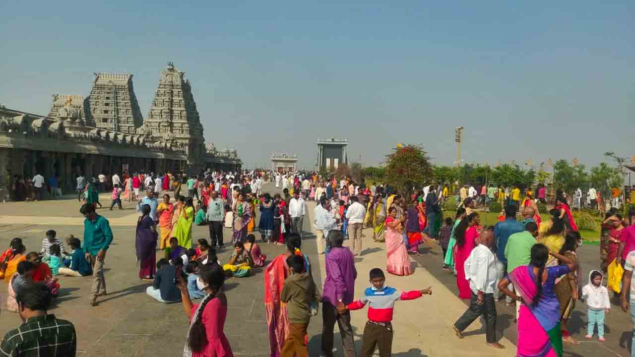 యాదాద్రికి పోటెత్తిన భక్తులు..