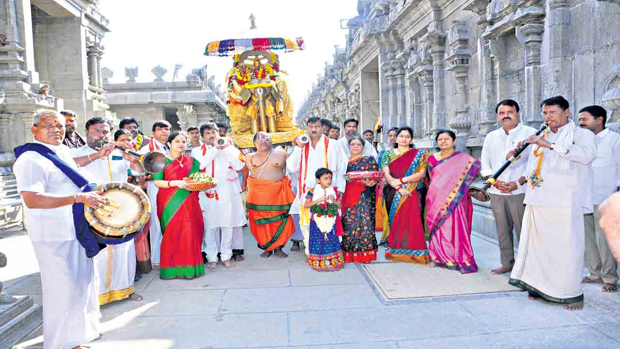 గుట్టలో వైభవంగా కల్యాణోత్సవ సేవ