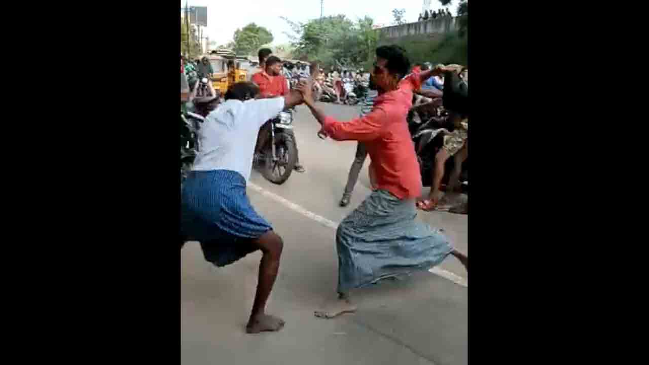 Video | కాలేజీ నుంచి కుమార్తెను తీసుకెళ్లేందుకు వచ్చిన తండ్రిపై యువకుల దాడి