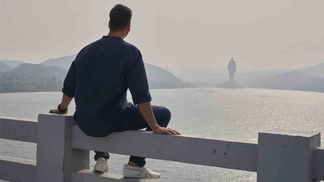 Akshay Kumar | బ్రిడ్జి రేలింగ్‌పై అక్షయ్‌కుమార్‌.. ట్రెండింగ్‌లో స్టిల్‌