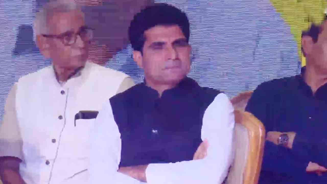 గుజరాత్‌ ఆప్‌ సీఎం అభ్యర్థిగా ఇసుదన్‌ గాధ్వి.. ప్రకటించిన కేజ్రీవాల్‌