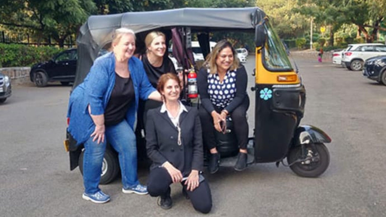 బుల్లెట్ ప్రూఫ్ వాహ‌నాలు వీడి సొంత‌ ఆటోల్లో చ‌క్క‌ర్లు : అమెరిక‌న్ మ‌హిళా దౌత్య‌వేత్త‌ల హ‌ల్చ‌ల్‌