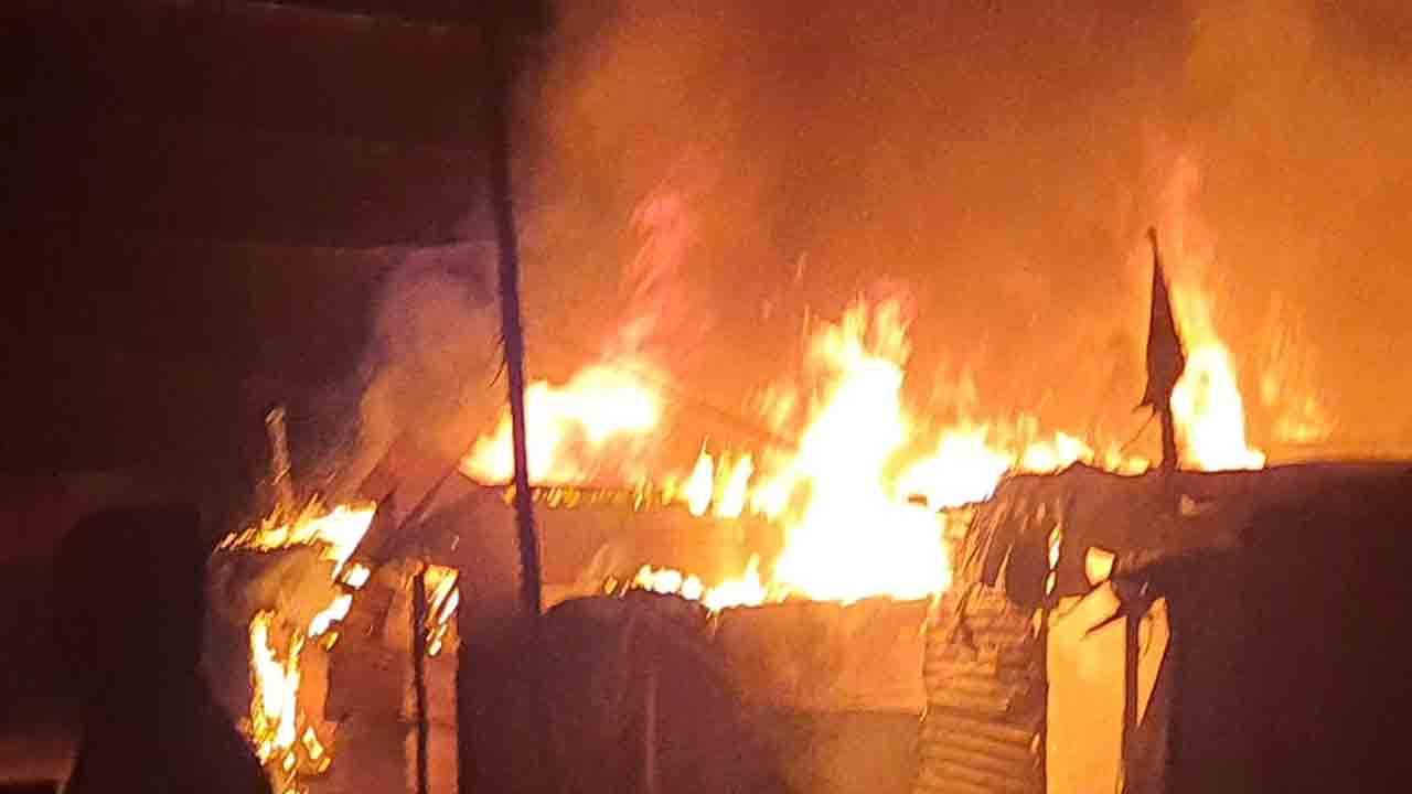 బాచుప‌ల్లిలో భారీ అగ్నిప్ర‌మాదం.. 8 గుడిసెలు ద‌గ్ధం