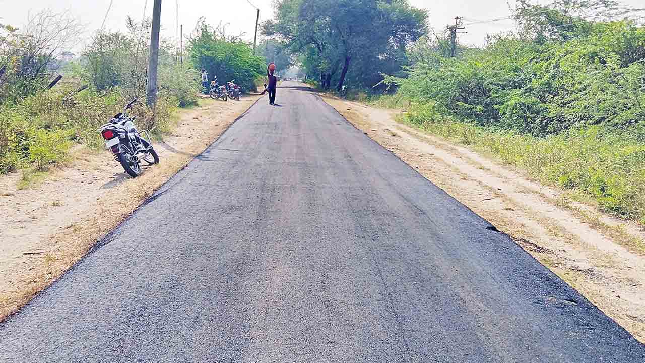 గుంతలు పూడ్చి.. అద్దంలా మార్చి..