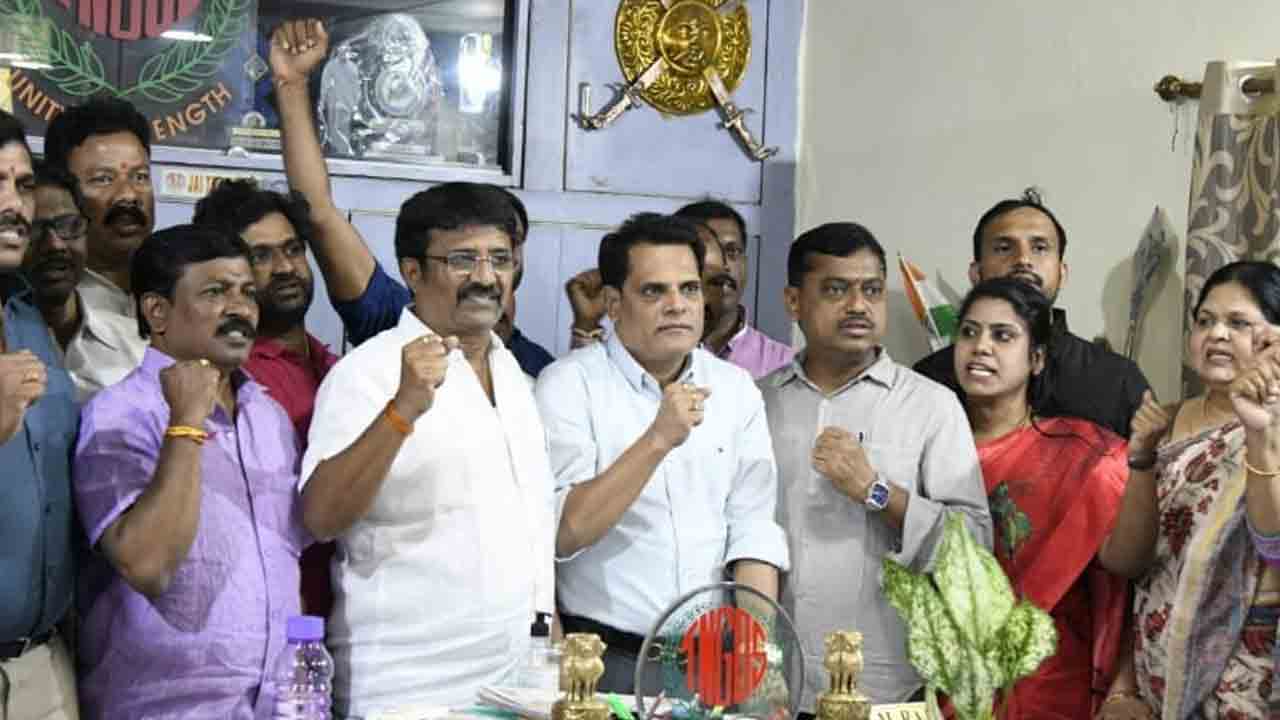 నిన్న బూతులు.. నేడు దాడులు