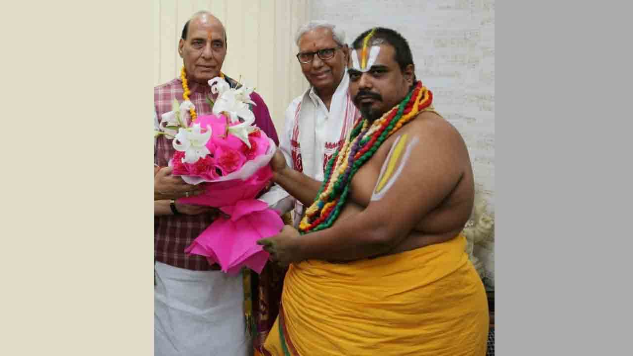 సింహయాజితో మీ బంధం ఏమిటి?