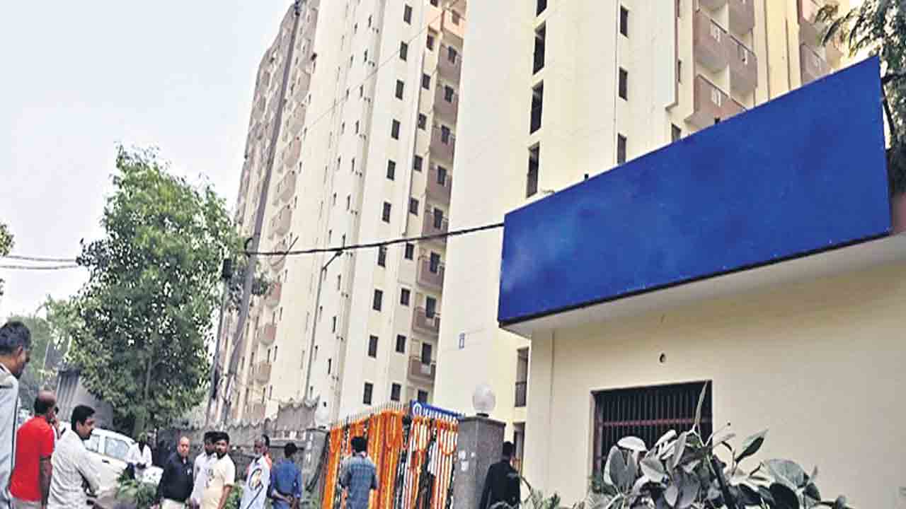 పేదల గూడుకు కేంద్రం మోకాలడ్డు