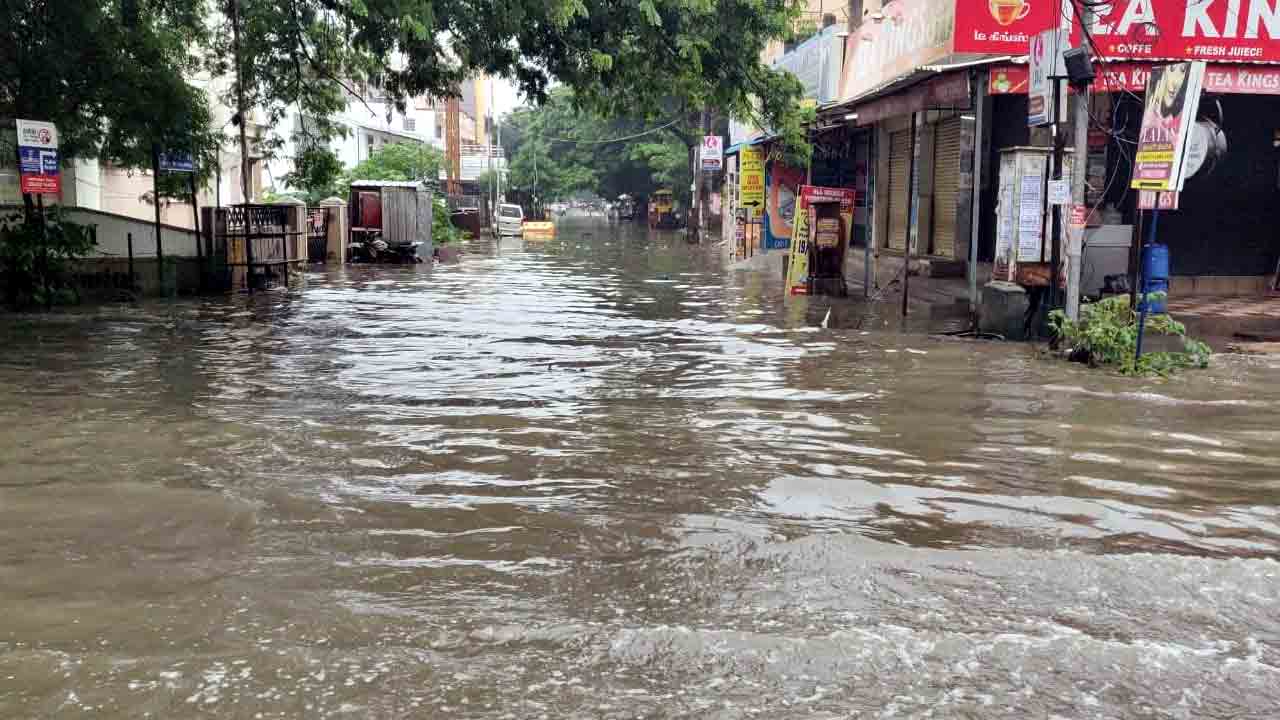 Chennai Rains | జలదిగ్బంధంలో చెన్నై మహానగరం.. ప్రజల ఇక్కట్లు..!