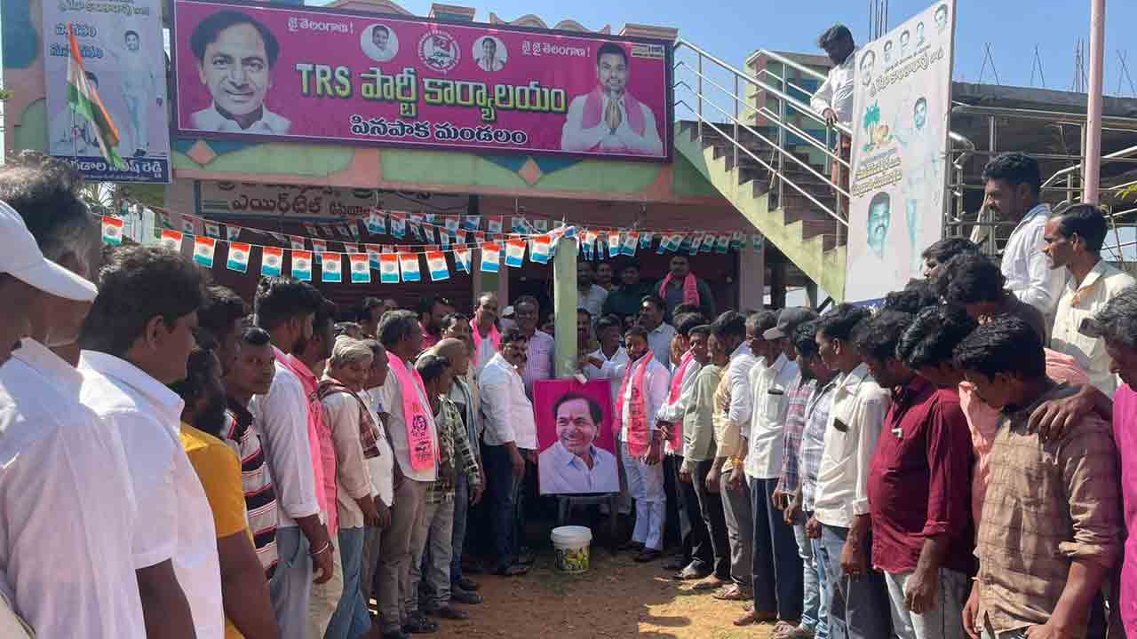 సీఎం కేసీఆర్‌ చిత్రపటాలకు క్షీరాభిషేకం