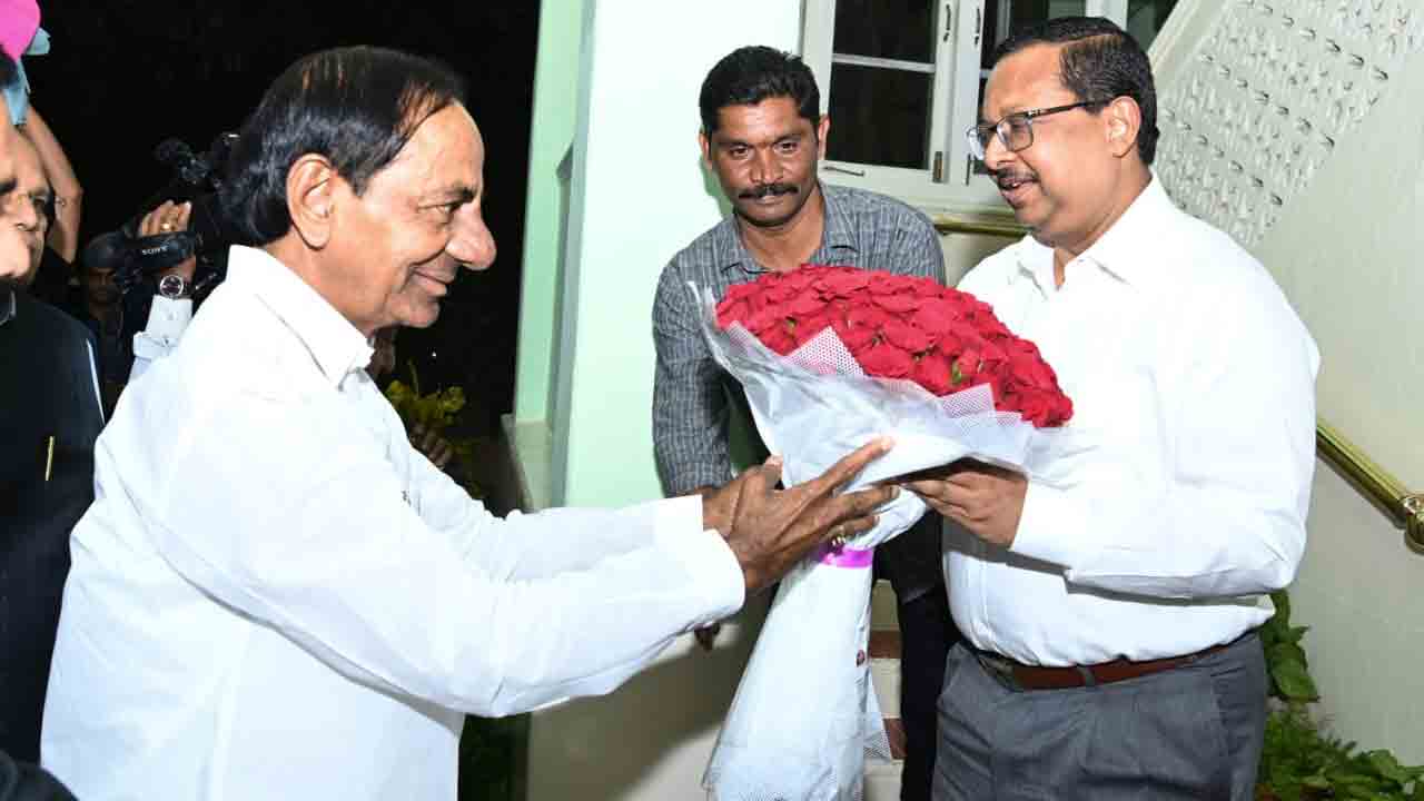 తెలంగాణ హైకోర్టు ప్ర‌ధాన న్యాయ‌మూర్తిని క‌లిసిన సీఎం కేసీఆర్