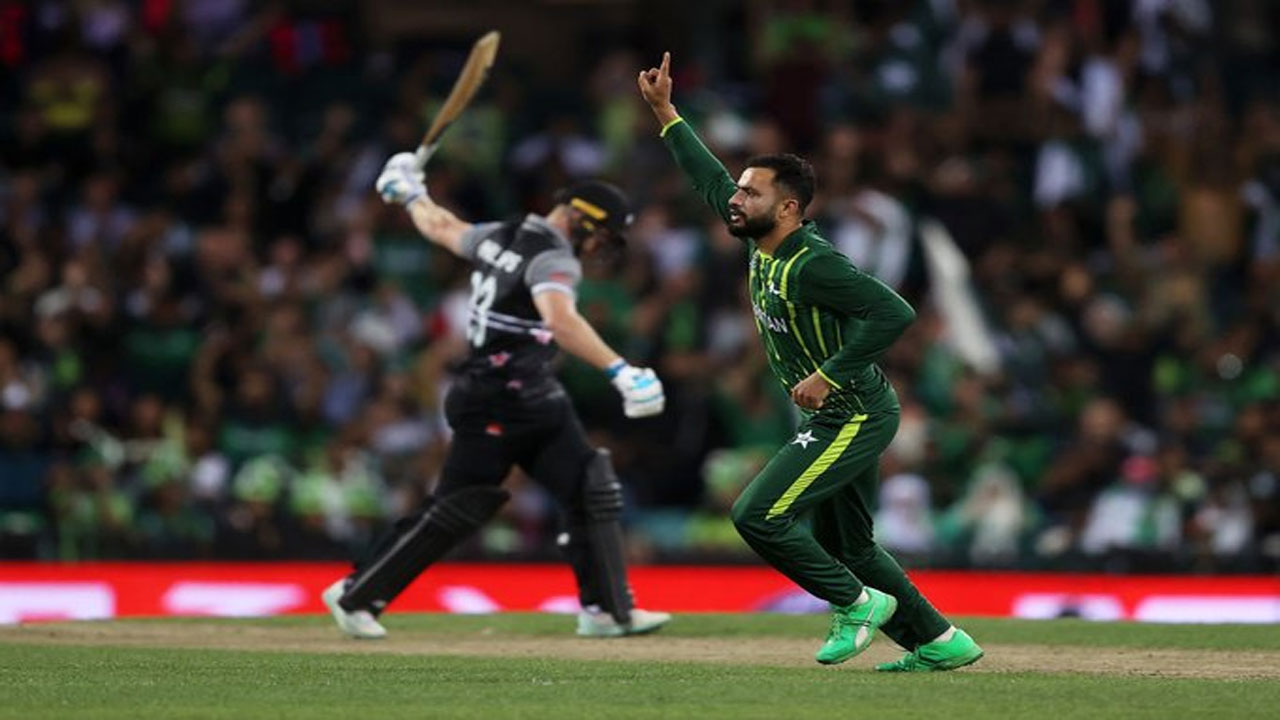 పాక్‌తో సెమీస్‌.. 10 ఓవ‌ర్ల‌లో కివీస్ స్కోర్ ఎంతంటే?