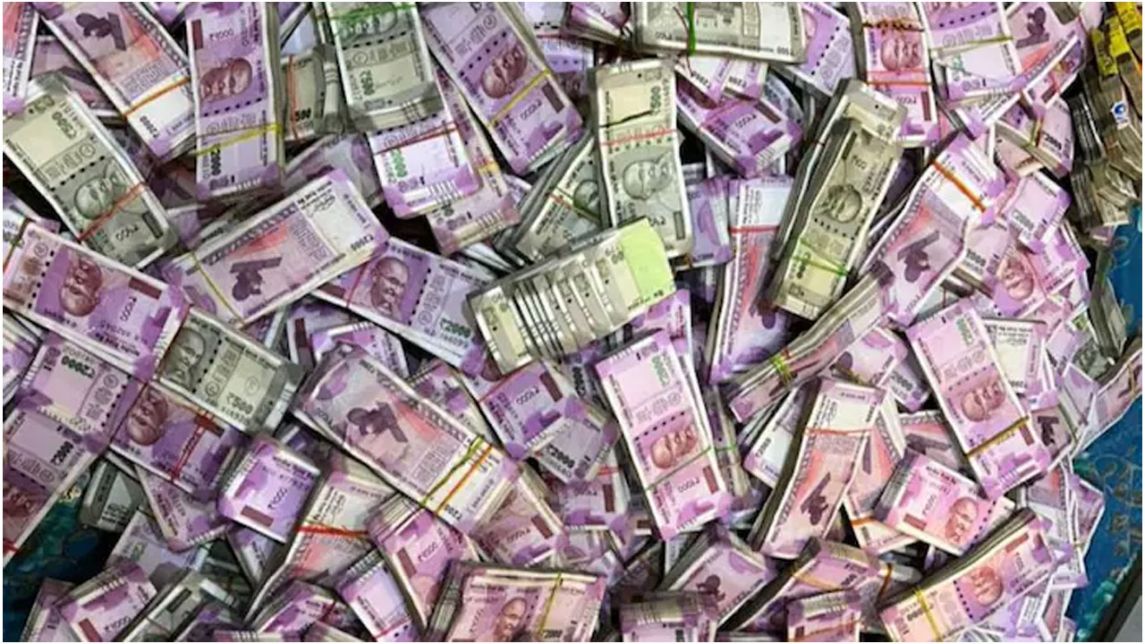 ఖాకీ ఖాతాలోకి రూ. 10 కోట్లు..విత్‌డ్రా చేసేందుకు రెడీ అవుతుండ‌గా..!