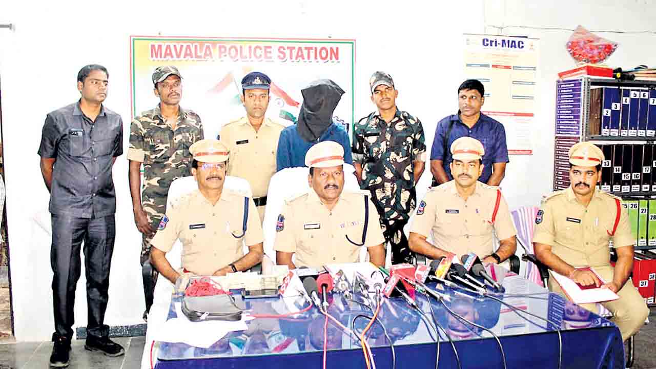 ఐటీ అధికారినంటూ.. రూ.5 లక్షలు దోచి..