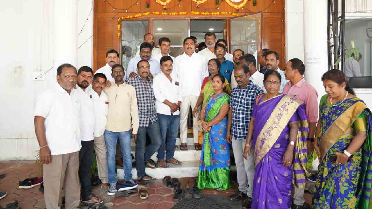 మంత్రి ఎర్రబెల్లి ద‌యాక‌ర్ రావును క‌లిసిన సెర్ప్‌ ఉద్యోగులు