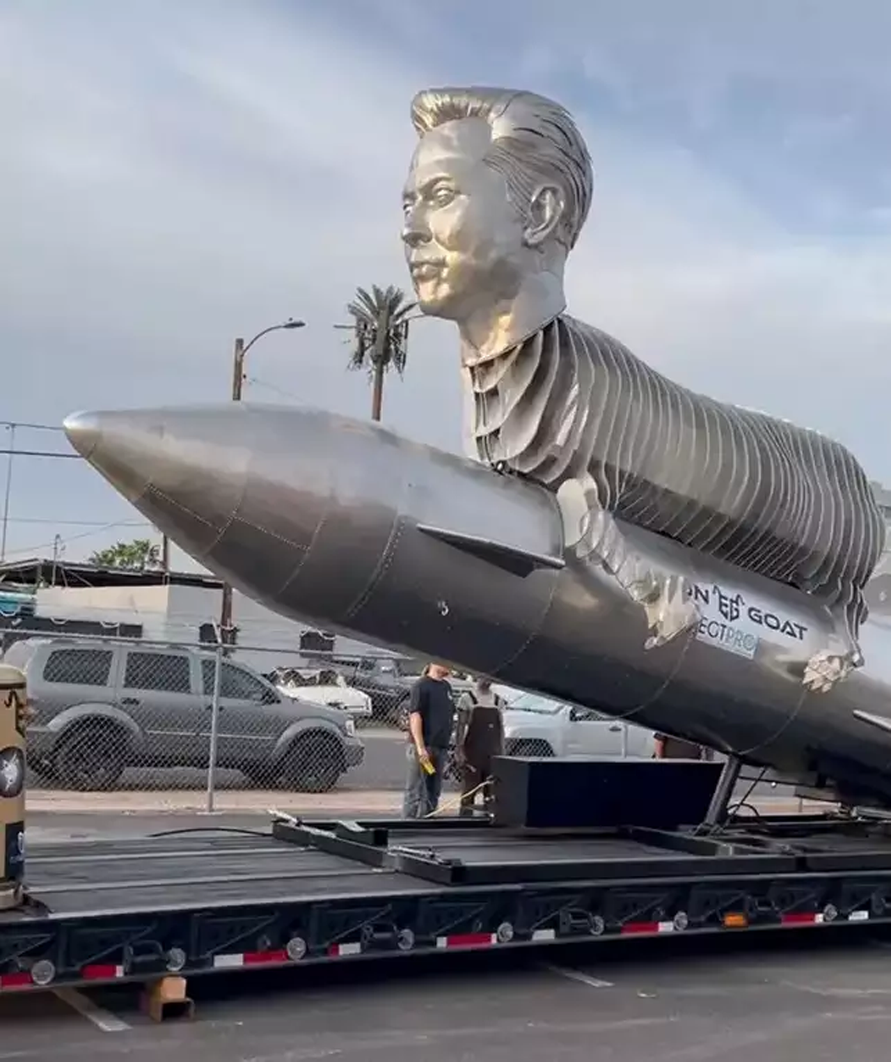 Elon musk | త‌ల మ‌స్క్‌ది.. శ‌రీరం మేక‌ది.. వైర‌ల్ అవుతున్న ఎలన్‌మ‌స్క్ విగ్ర‌హం ఫొటోలు