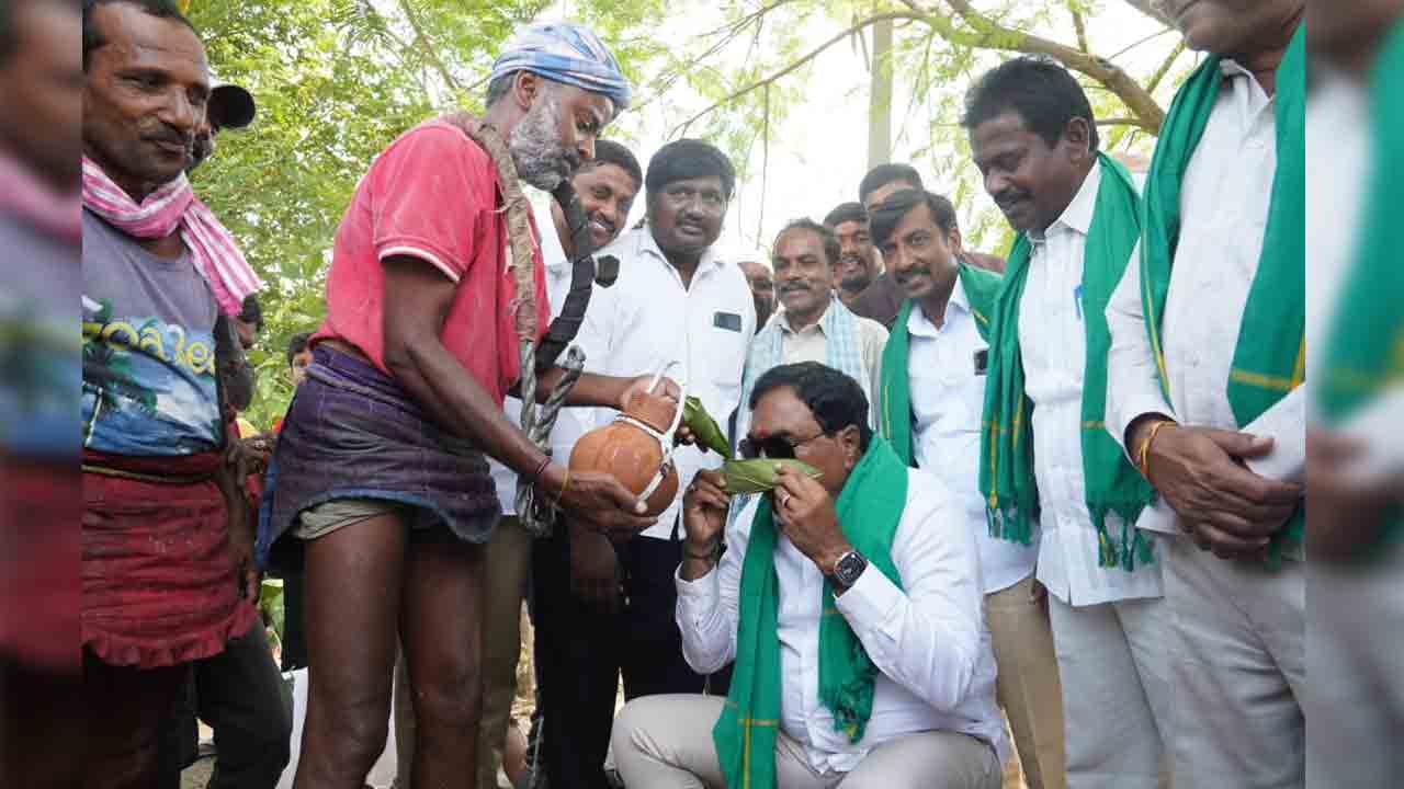 గౌడ సోద‌రుల కోరిక మేర‌కు.. కల్లు రుచి చూసిన మంత్రి ఎర్ర‌బెల్లి