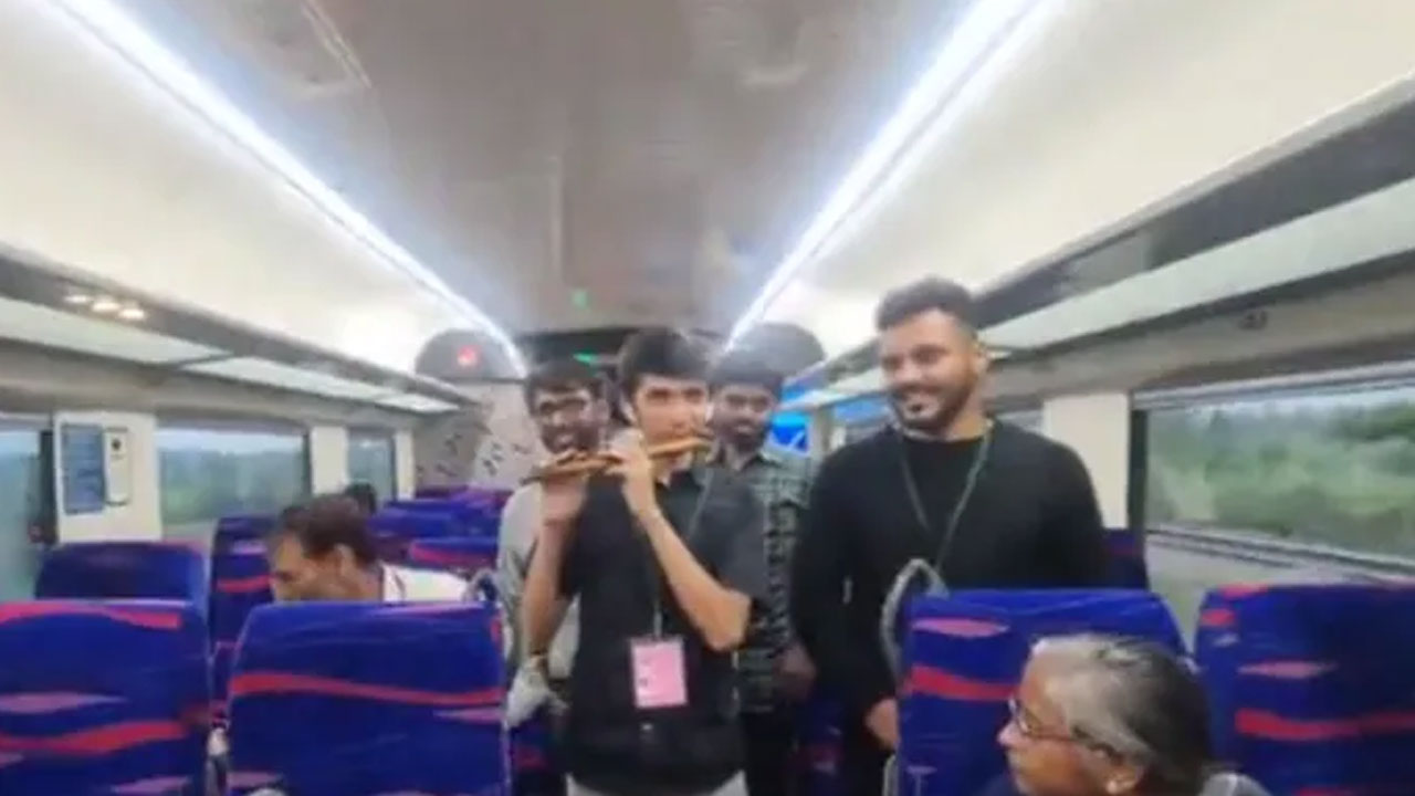 వైర‌ల్ వీడియో : వందేభార‌త్ ట్రైన్‌లో వందేమాత‌రం ట్యూన్‌కు విద్యార్ధి పెర్ఫామెన్స్