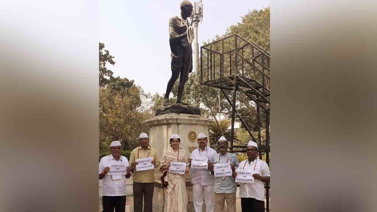 సూరత్ గాంధీ పార్కులో చేనేతల నిరసన