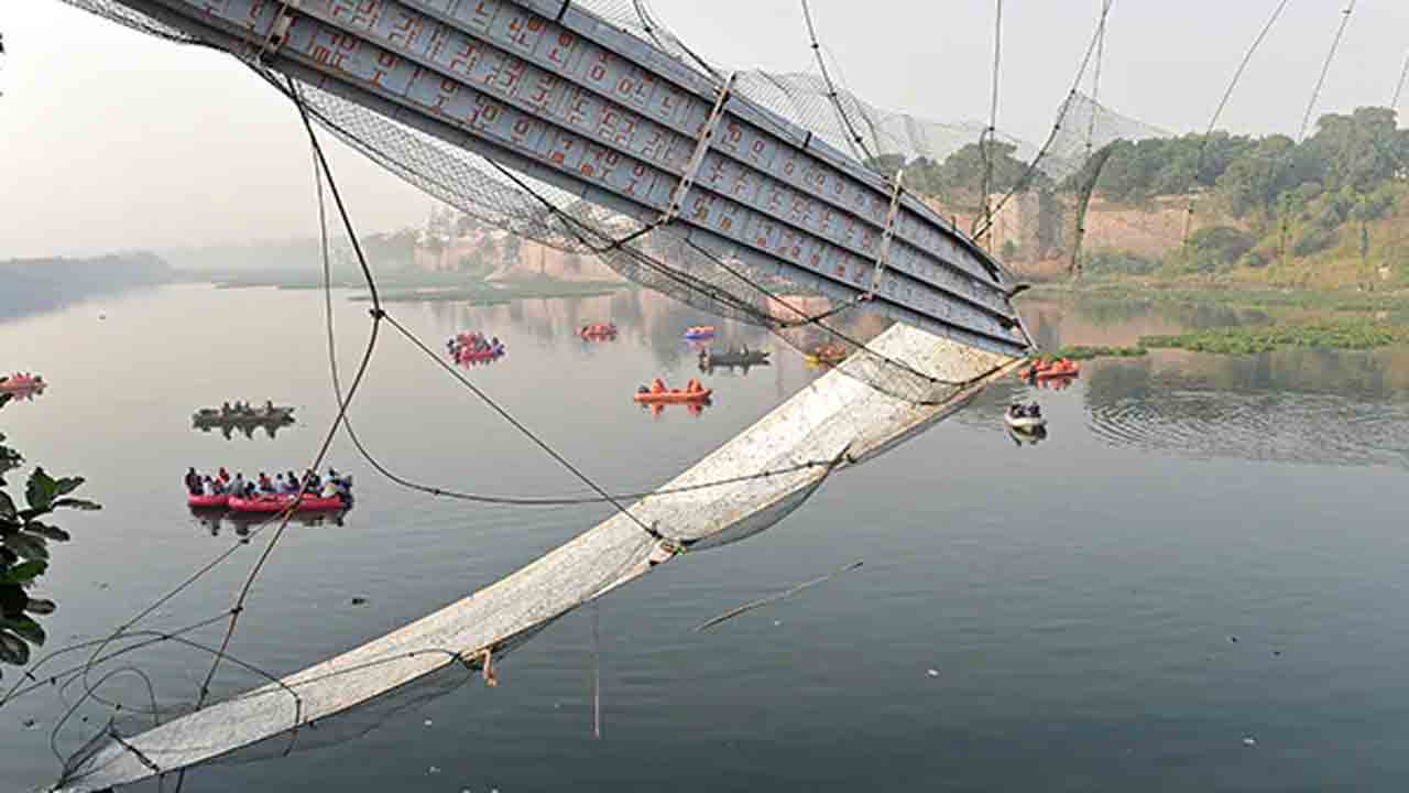 తుప్పుపట్టిన తీగలు..లూజు బోల్టులు!.. ఇదీ గుజరాత్‌ వంతెన దుస్థితి