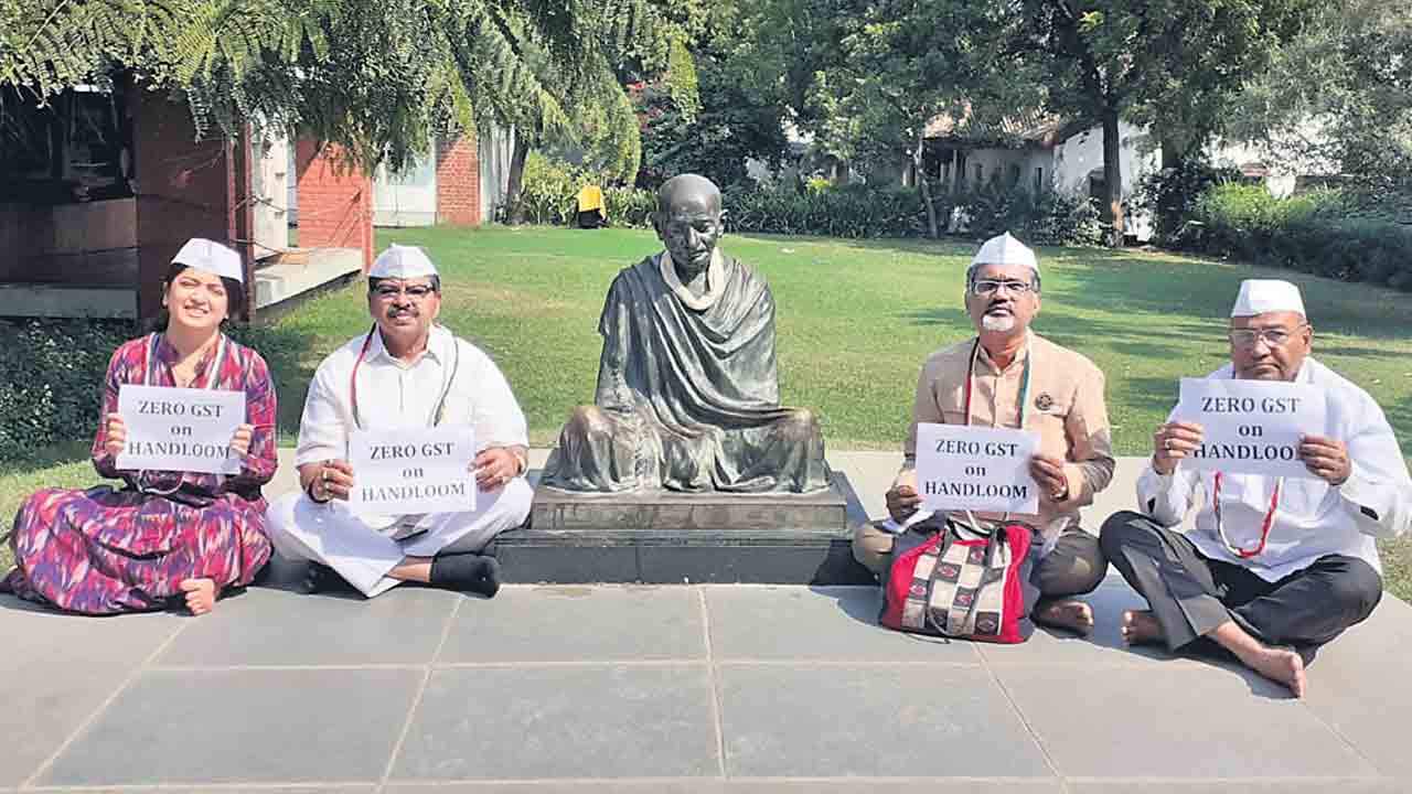 సబర్మతి ఆశ్రమంలో చేనేత కార్మికుల మౌనదీక్ష