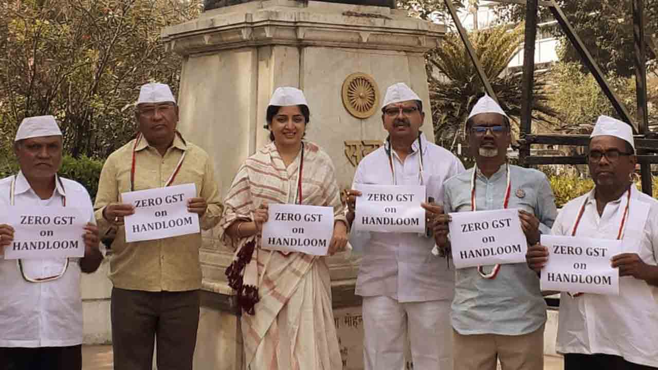 సూరత్‌ గాంధీ పారులో చేనేతల ధర్నా