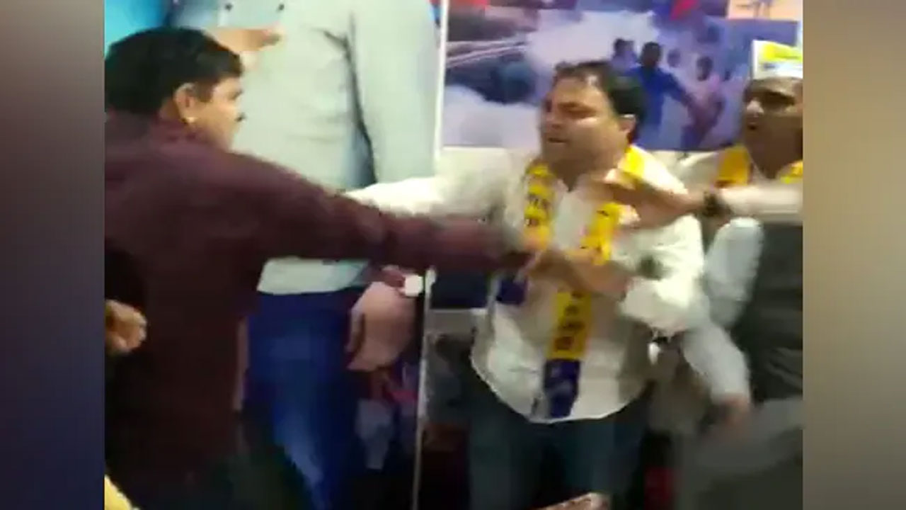ఆమ్ ఆద్మీ పార్టీ ఎమ్మెల్యేను కొట్టిన కార్య‌క‌ర్త‌లు.. వీడియో వైర‌ల్‌