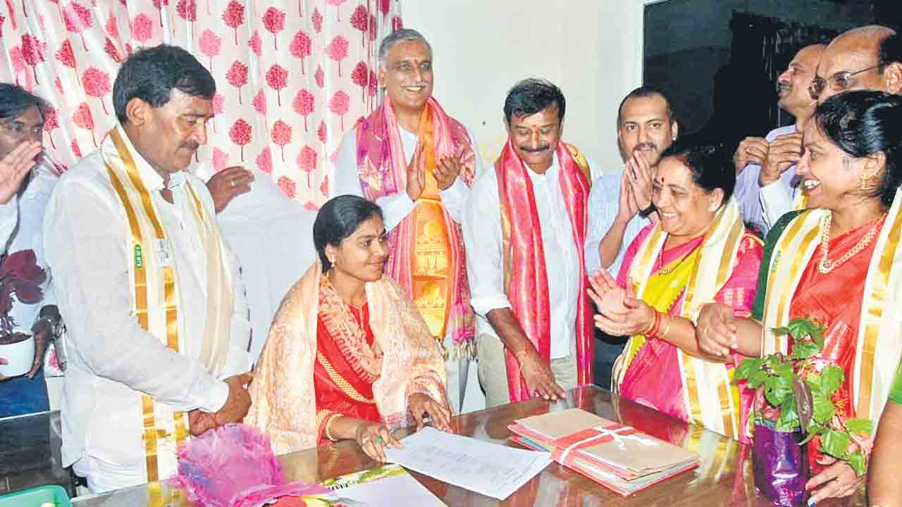 నిధులివ్వకుండా వేధిస్తున్న కేంద్రం