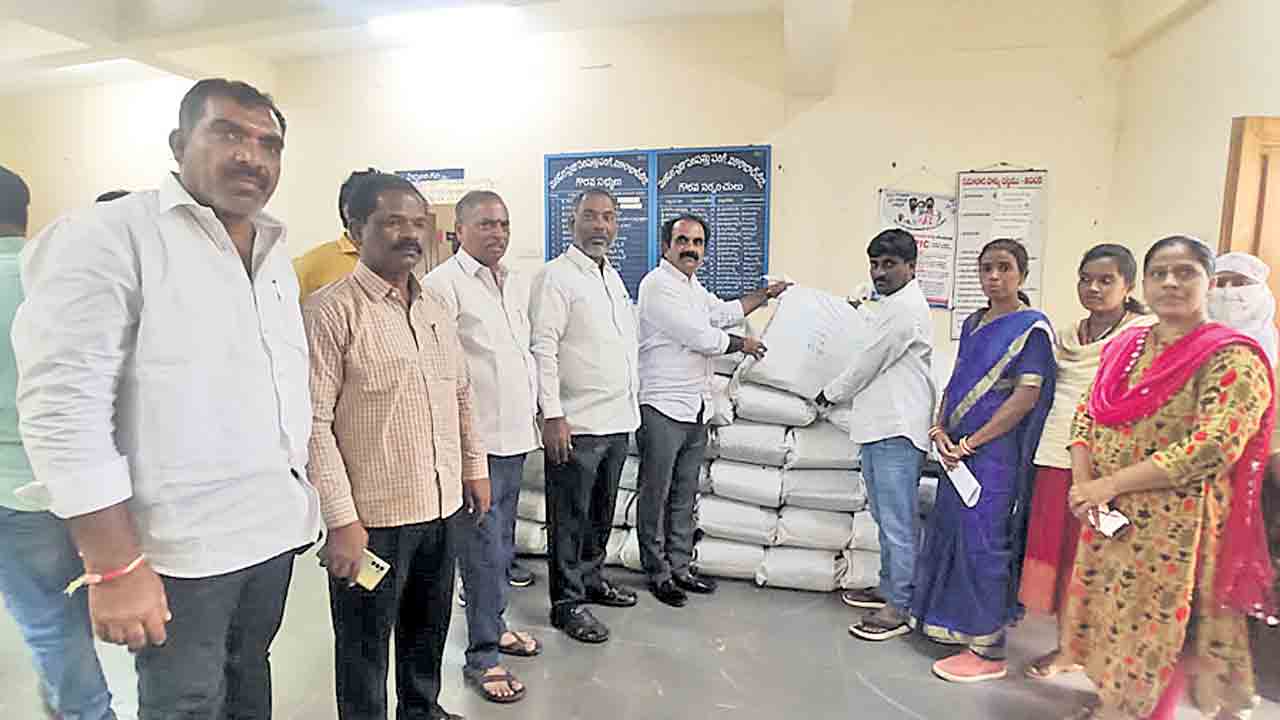 ప్రతి గ్రామపంచాయతీలో 4,500 మొక్కల పెంపకం చేపట్టాలి