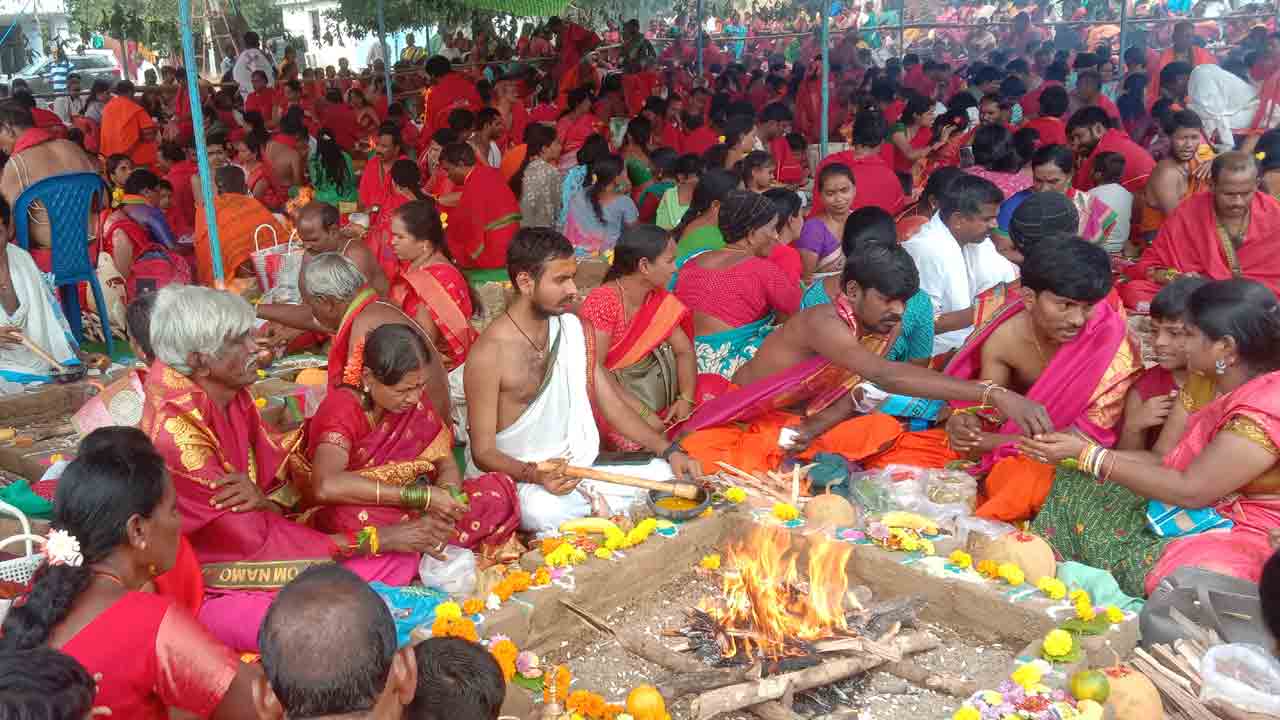 40మంది వేదపండితులు 130 జంటలు