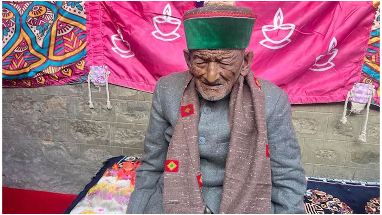 హిమాచ‌ల్ పోరు : పోస్ట‌ల్ బ్యాలెట్ ద్వారా ఓటు వేసిన 106 ఏండ్ల‌ దేశ తొలి ఓట‌రు