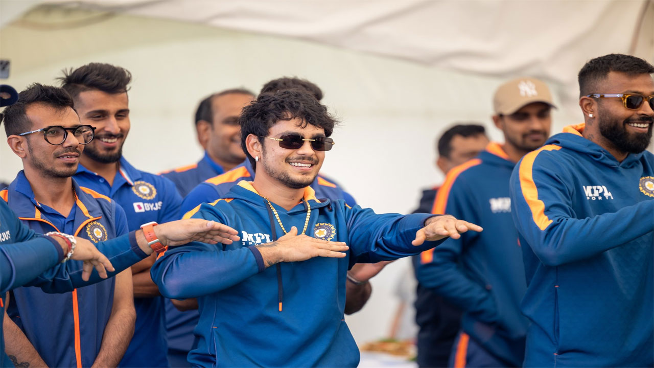 పాండ్యా బృందానికి.. సంప్ర‌దాయ‌ పౌహిరి స్వాగ‌తం