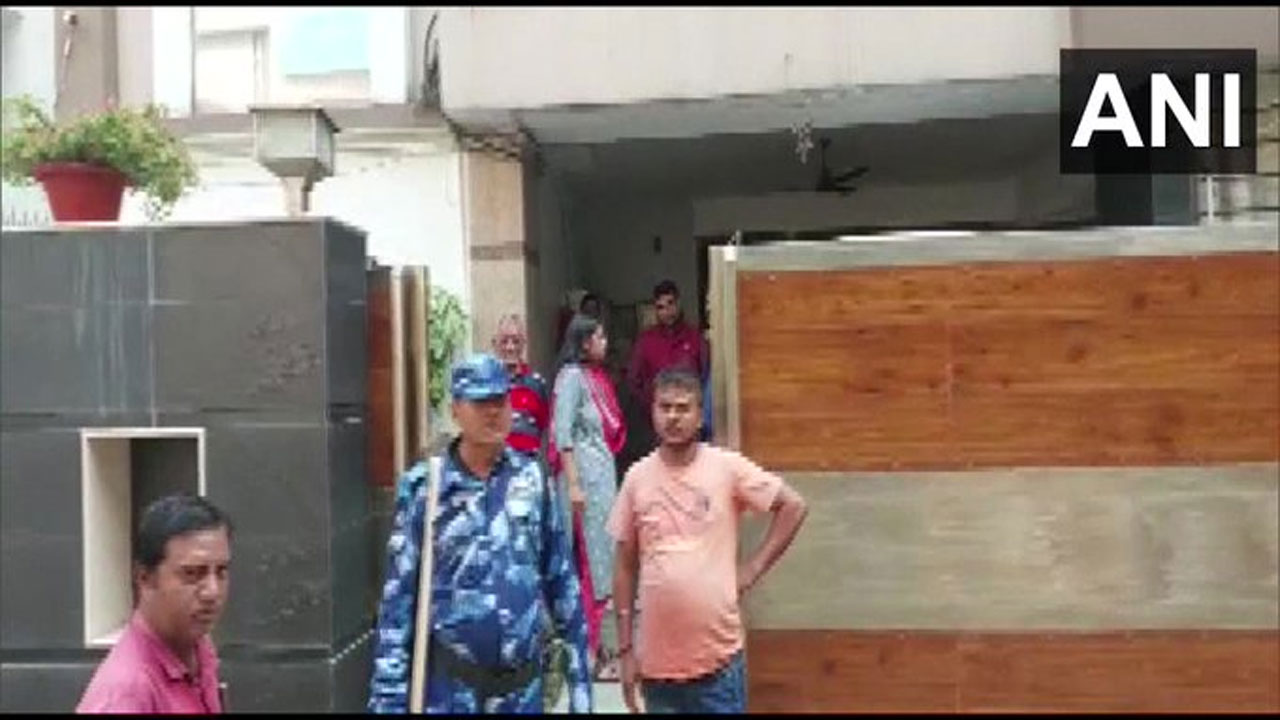 మంత్రి ఇంట్లో 25 మంది స‌భ్యుల ఐటీ బృందం సోదాలు