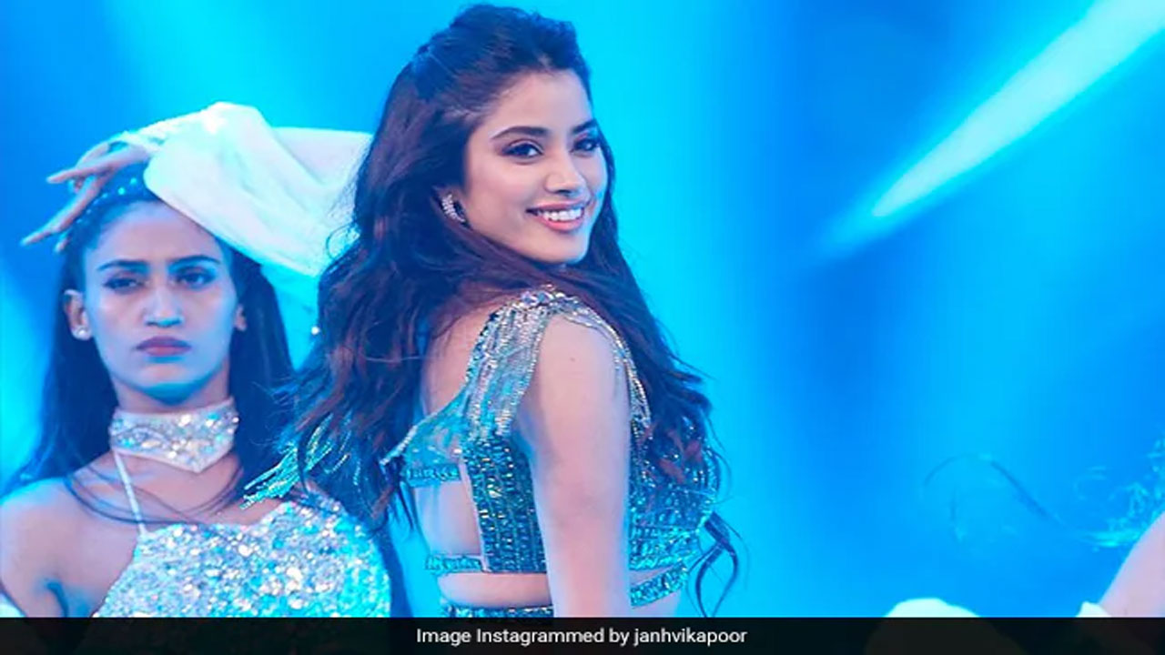 జాన్వీ క‌పూర్‌కు ఆ రెండూ ఇష్టమ‌ట‌.. అవేంటో తెలుసా