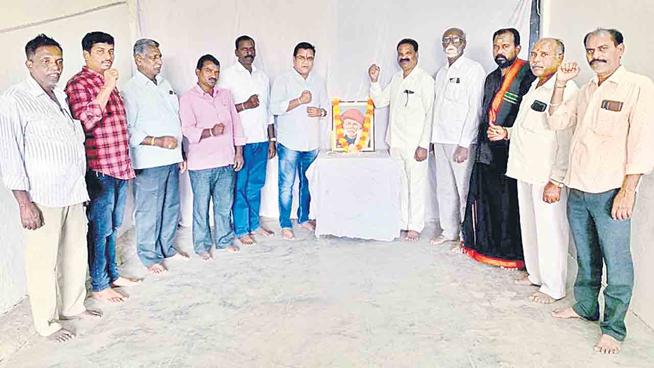 జ్యోతిబాఫూలేకు ఘన నివాళి