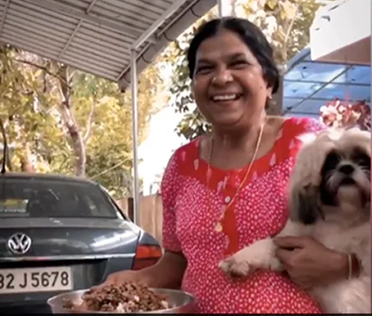 Viral video: గూగుల్ ఉద్యోగం వ‌చ్చిన సంతోషంలో త‌ల్లి, భార్య‌ను ఇలా ఆశ్చ‌ర్య‌ప‌రిచాడు