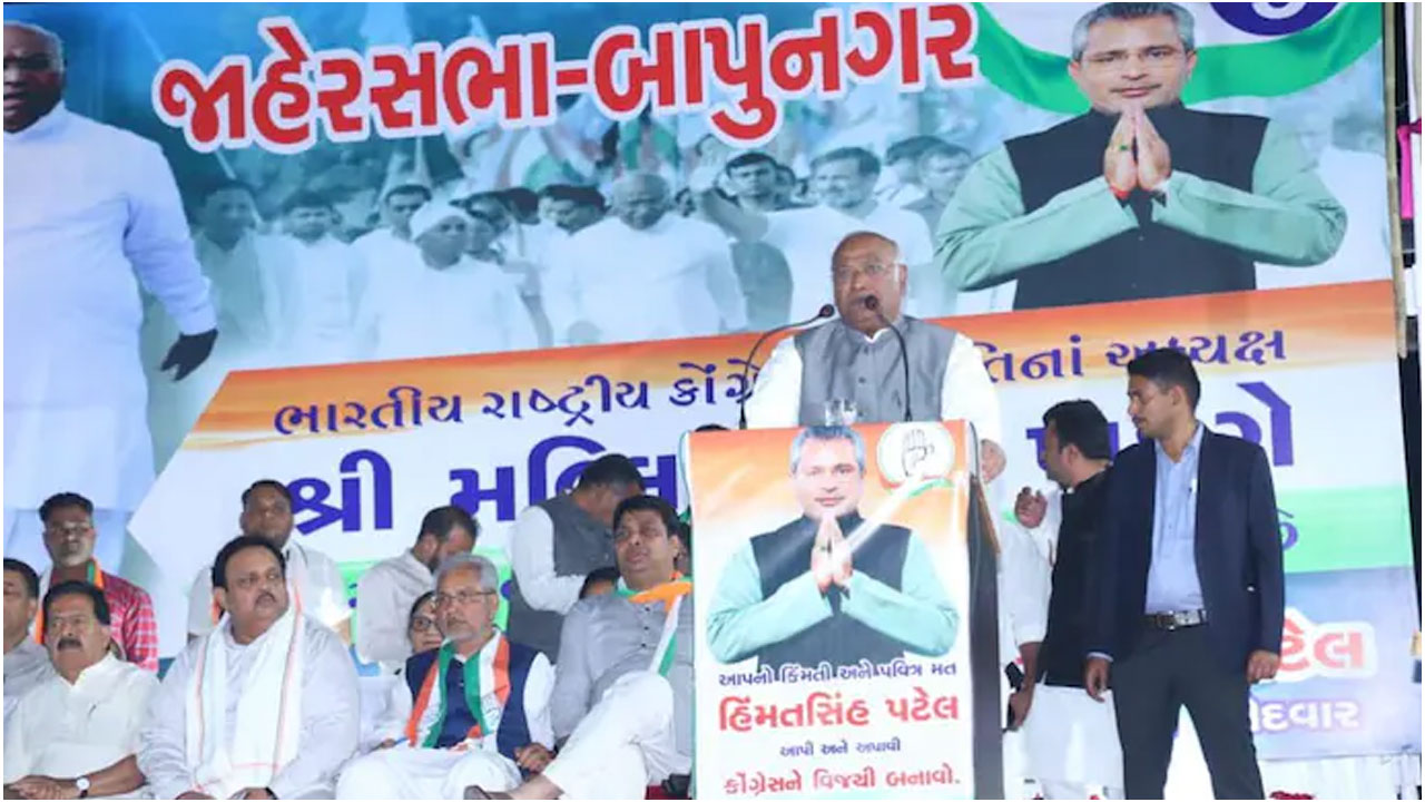 గుజ‌రాత్ పోరు | సానుభూతి కోసం మోదీ అస‌త్యాలు : మ‌ల్లికార్జున్ ఖ‌ర్గే