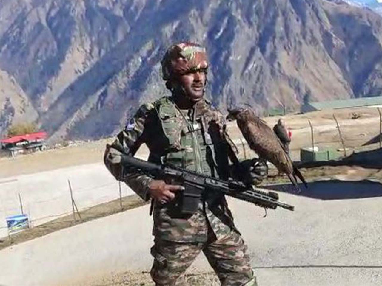 Indian Army | శ‌త్రు దేశాల డ్రోన్‌ల‌ను కూల్చేందుకు డేగ సాయం తీసుకుంటున్న భార‌త సైన్యం