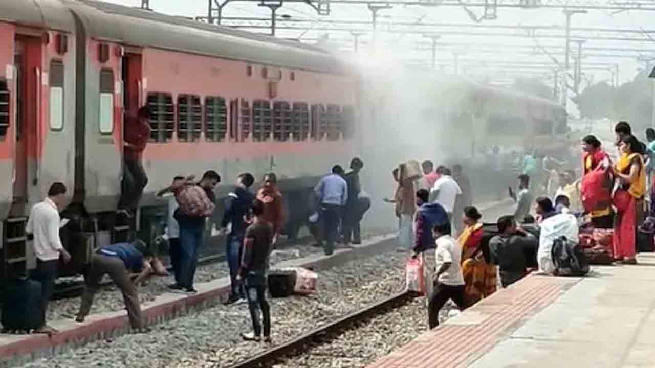కుప్పం రైల్వేస్టేష‌న్‌.. హౌరా ఎక్స్‌ప్రెస్‌లో ఎగిసిప‌డ్డ అగ్నికీల‌లు