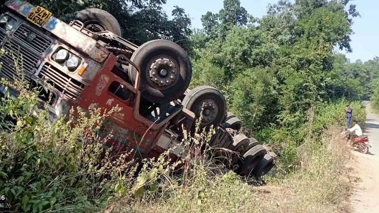 మొక్కజొన్న లోడ్‌ లారీ బోల్తా