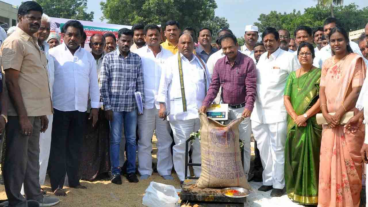 రైతులు పండించిన ప్రతి గింజా కొంటాం
