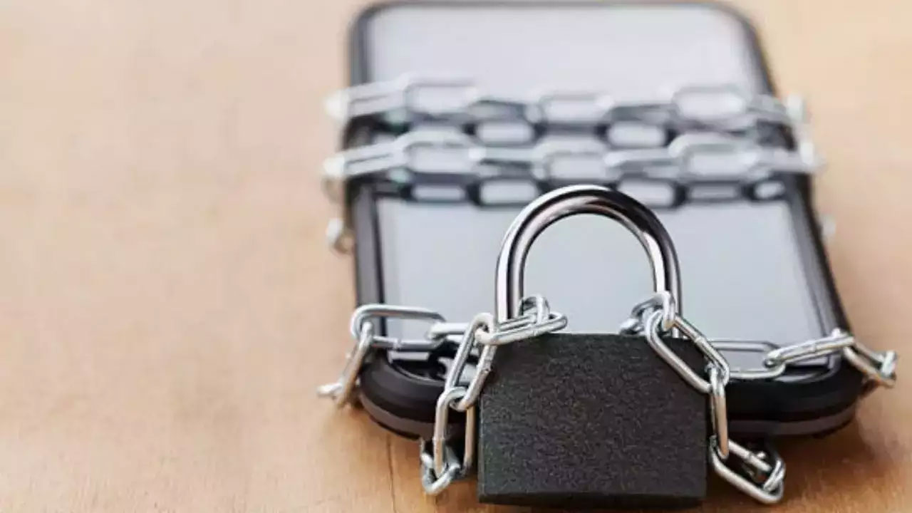 ఆ గ్రామంలో పిల్ల‌లు మొబైల్ వాడితే రూ . 200 జ‌రిమానా