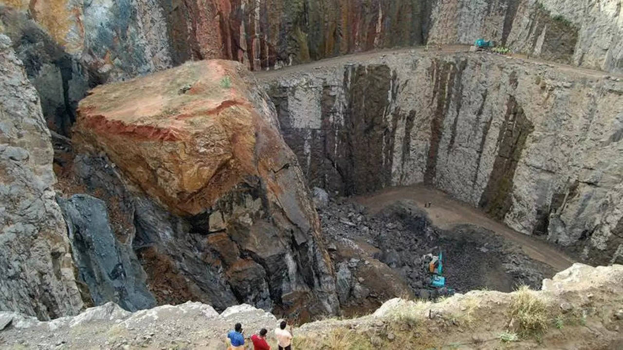 Mizoram | మిజోరాంలో కార్మికుల‌పై కూలిన‌ స్టోన్ క్వారీ.. శిథిలాల్లో చిక్కుకున్న15మంది