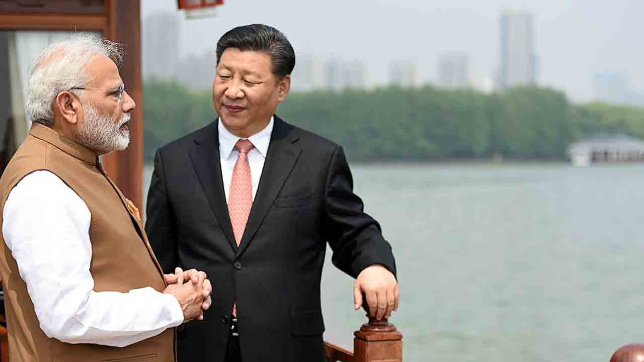 మోదీ, జిన్‌పింగ్‌ కరచాలనం